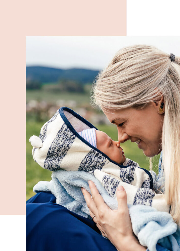 Babyfotos, Babyfotos zu Hause, Homestory, Babyfotografin, Newbornfotografin, Newbornfotos, in der Natur, im Freien, Outdoor, besondere Babyfotos, Liebe, Geschenk zur Geburt, Babyparty, Geschenkidee, Fotoshooting, Babybilder, Babyfotografie, Babyfotografin, Gutschein zur Babyparty, Linz, Mühlviertel, Urfahr, Linz Land, Oberösterreich, Enns, Asten, Sankt Valentin, Leonding, Ottensheim, Puchenau, Niederneukirchen, Nettingsdorf, Sankt Marien, Steyr, Hebamme, Geburtsvorbereitung, Geburt, Familienbilder, Familienfotos mit Baby, Baby Bilder, Babyfotoshooting, besondere Fotos, Sankt Florian, natürliche Babyfotos, Neugebornenbilder, besondere Fotos Baby, Familienfotos mit Baby und Geschwister, individuell, Mamaliebe, Mamaglück, Liebevolle Bilder, Fotografin mit Zeit, Fotos mit Partner, Papa ist der Beste, Mama ist die Beste, Geschenkidee zur Geburt, Gutschein Newbornshooting, Babyfotos daheim